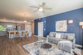 Posh 2BD - Gym, Pool, Parking, W-D - Sleeps 8